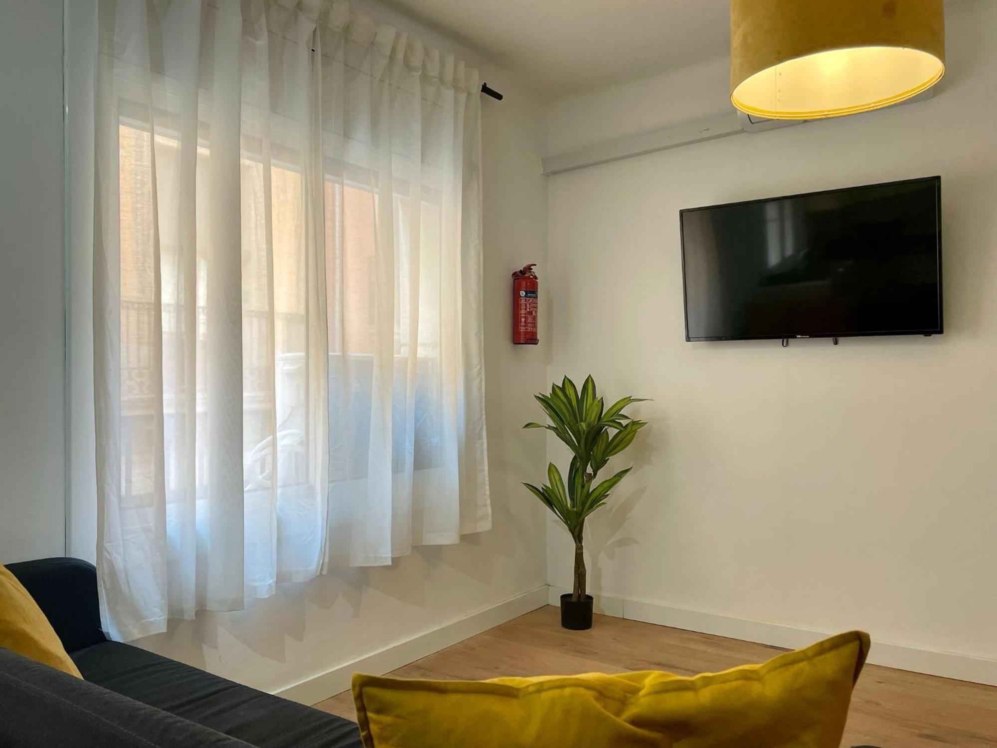 Beautiful For Rent In Center Guest house